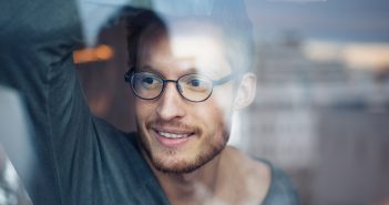 Der Mann 2.0 – Unser Rollenbild braucht ein Upgrade Mann schaut durchs Fenster