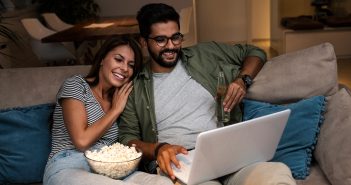 Die besten Serien und Filme für euer 1. Date Mann und Frau schauen gemeinsam einen Film