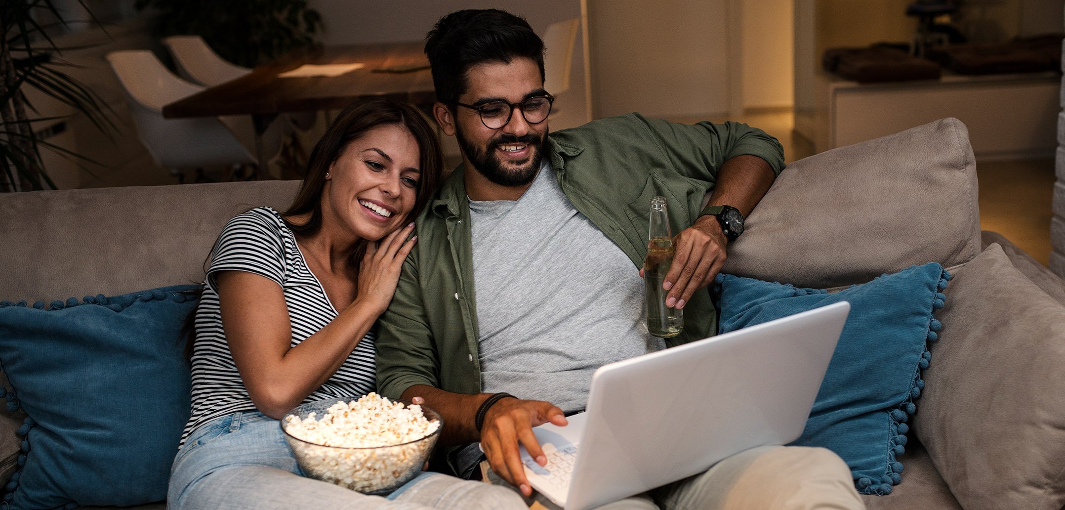 Mann und Frau schauen gemeinsam einen Film