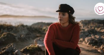 Es ist okay, mich nicht zu lieben Nachdenkliche Frau am Meer