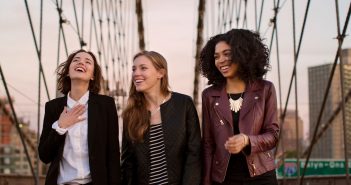 „Is there still Sex in the City?” – Ein Buchtipp Drei Frauen gehen über die Brooklyn Bridge in New York