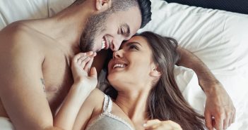 Von Kunyaza bis Karezza: Sextrends und wie sie euer Liebesleben ankurbeln können Glückliches Paar im Bett
