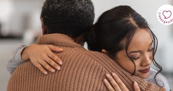 In schwierigen Zeiten zeigt sich echte Freundschaft Eine Frau wird tröstend umarmt
