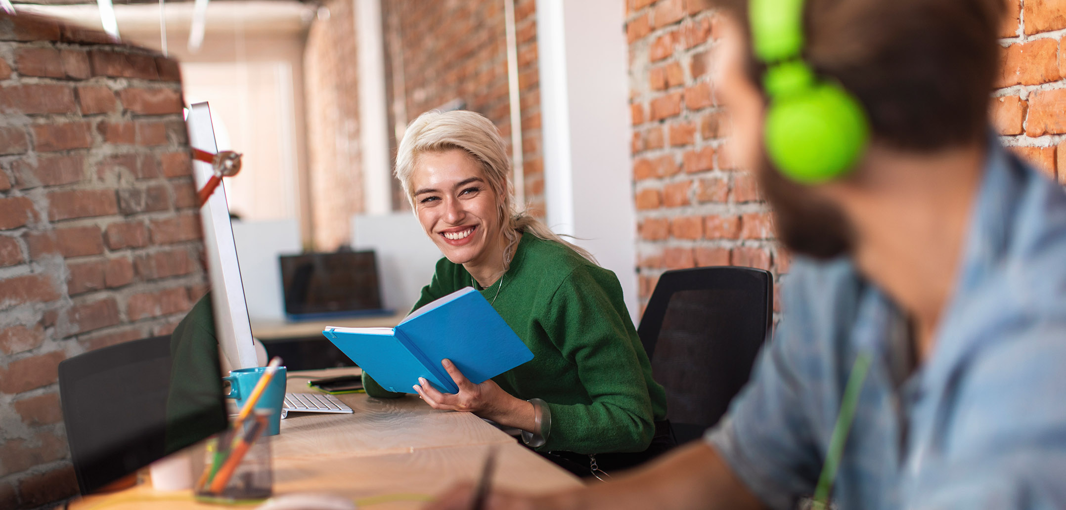 Frau bei der Arbeit lächelt ihren Partner an