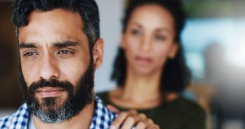 Mein Partner hat Zwänge – was soll ich tun? Frau legt Mann tröstend die Hand auf die Schulter