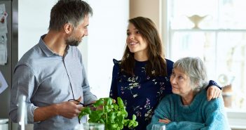 Unsere Tochter liebt den falschen Mann Eine Mutter wirft dem Partner ihrer Tochter einen kritischen Blick zu