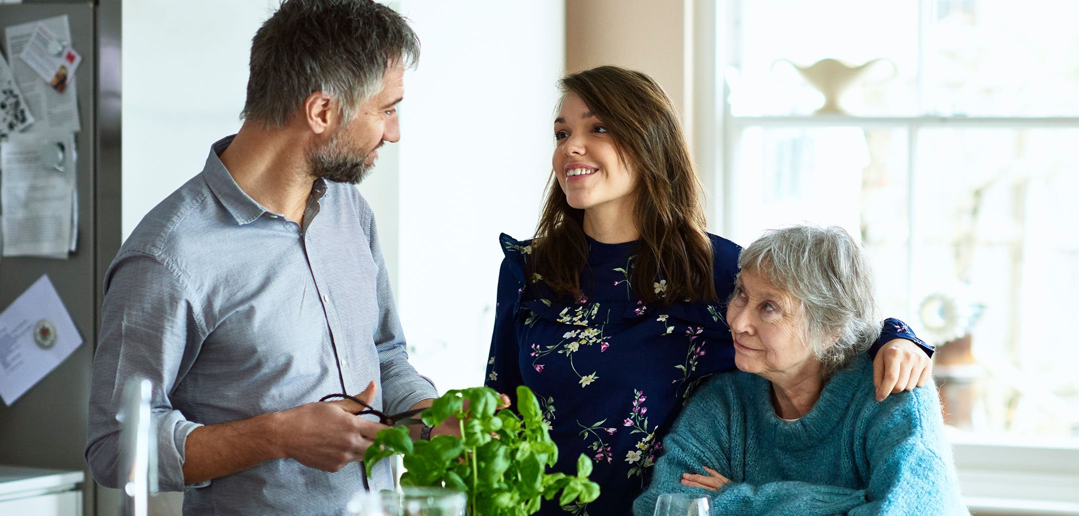 Eine Mutter wirft dem Partner ihrer Tochter einen kritischen Blick zu