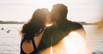 Was macht Romantik wirklich mit uns? 3 Mythen über Romantik in der Überprüfung Küssendes Paar am Wasser