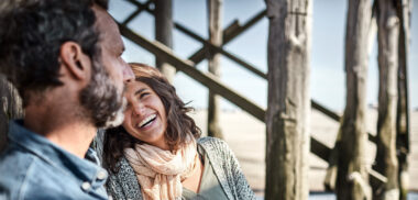 Glückliches Ehepaar lacht gemeinsam