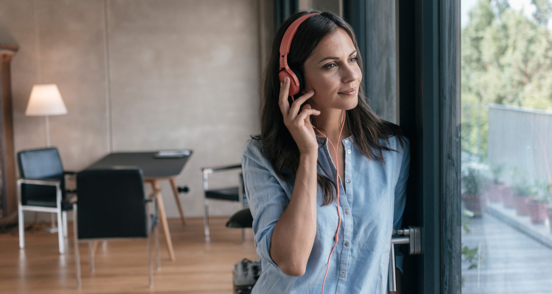 Eine Frau hört sich Podcasts an.