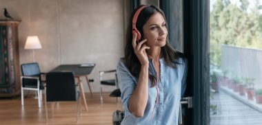 Eine Frau hört sich Podcasts an.