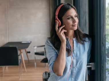 Eine Frau hört sich Podcasts an.