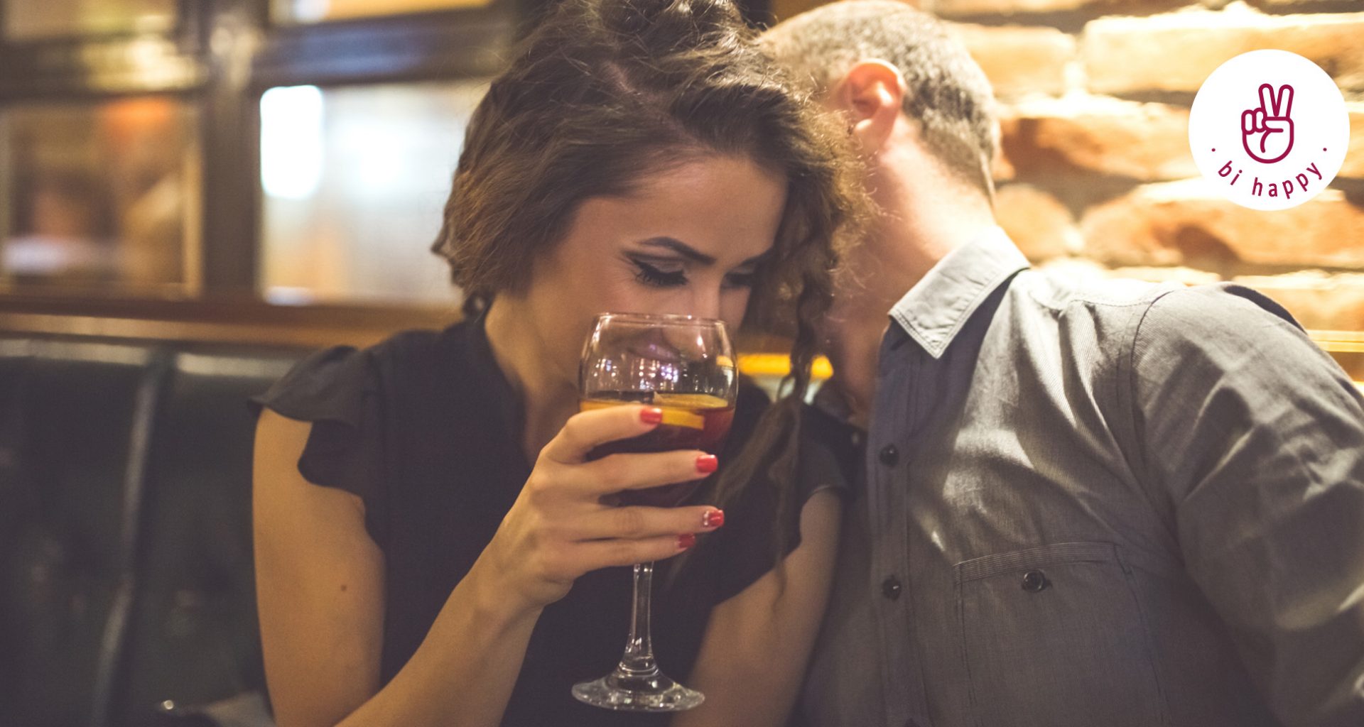 Mann und Frau flirten in der Bar