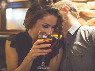 Mann und Frau flirten in der Bar