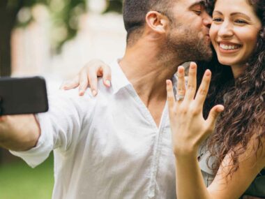 Junges Paar mit Verlobungsring