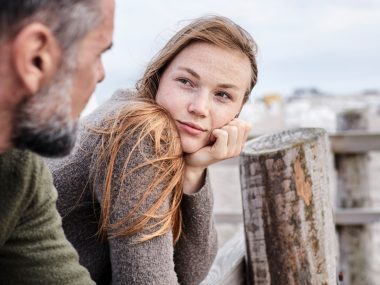 junge Frau und älterer Mann schauen sich verliebt an