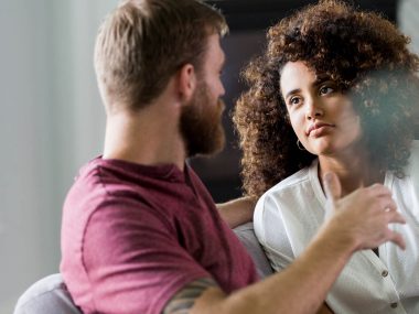 Paar spricht über wichtige Lebensentscheidungen