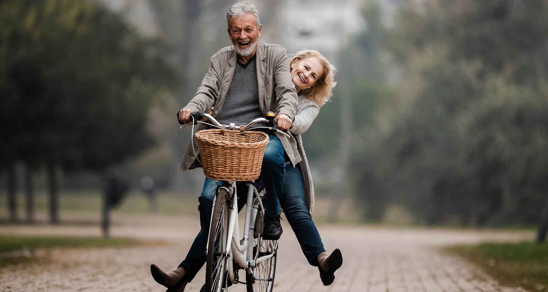 Jung gebliebenes Pärchen zusammen auf einem Fahrrad