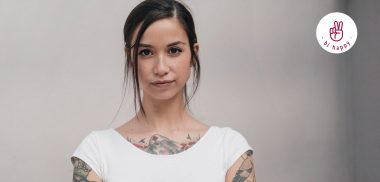 Junge Frau mit Tattoos: Darf der Partner beim Tattoo mitreden?