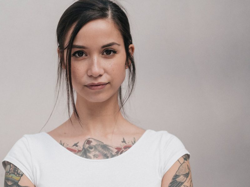 Junge Frau mit Tattoos: Darf der Partner beim Tattoo mitreden?