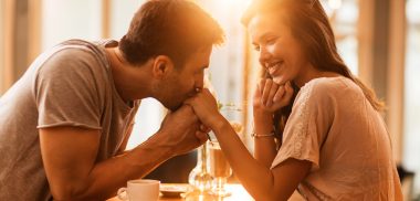 Paar flirtet miteinander