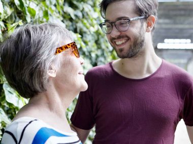 Muttersöhnchen: Wenn der Partner seiner Mutter zu nahe ist