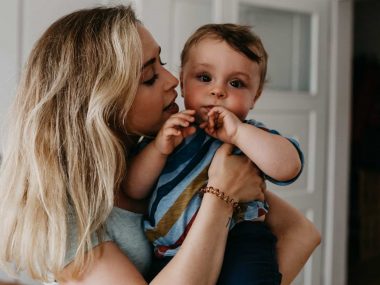 Junge Mamas: Mit diesen Vorurteilen haben sie zu kämpfen!