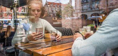 Paar schweigt sich an