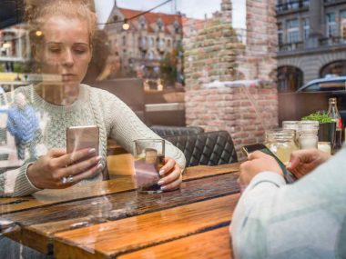 Paar schweigt sich an